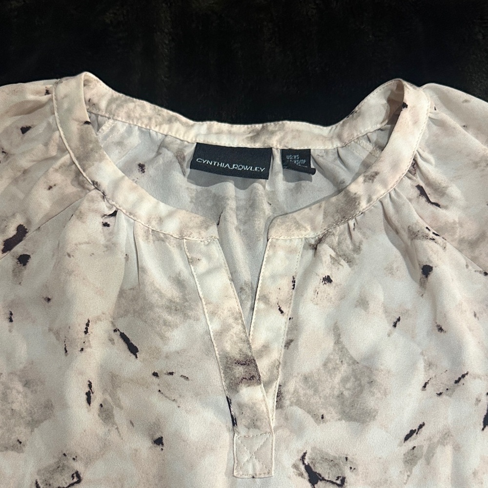 Cynthia Rowley Elegant White rose beige and Black Women's Top vneck elbow length - Picture 2 of 10